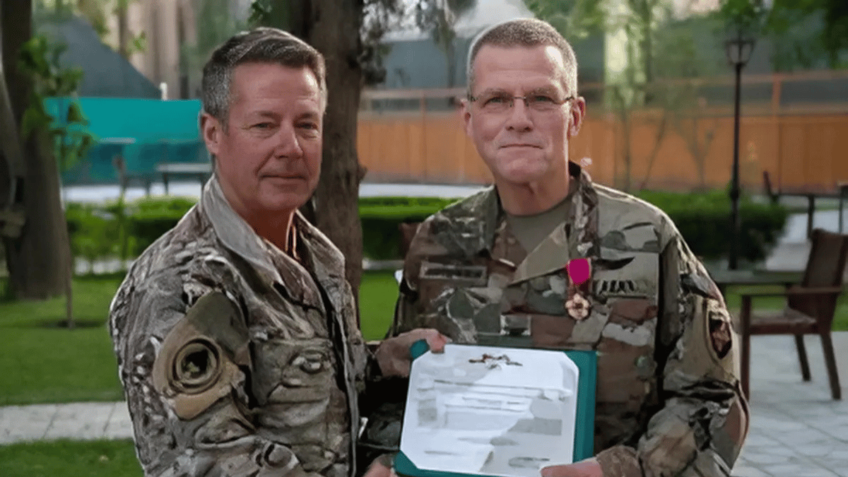 Dr. Jay Johannigman receiving an award